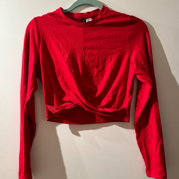 Red Cross-front crop top - Picture 5 of 6